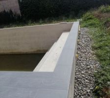 Tour de piscine en cours.