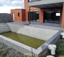 Piscine en cours.