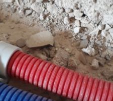 Tranch&eacute;e dans chape de ravoirage existante