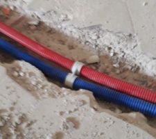 Tranch&eacute;e dans chape de ravoirage existante