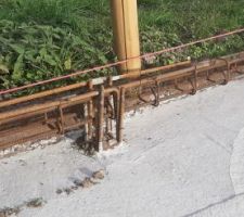 Ferraillage du surbot. Détail des équerres reliant le chainage carré aux poteaux liés au ferraillage de la dalle.