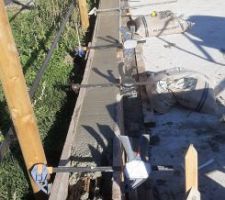 Après 5 sacs de ciment et la totalité du 1/2m3 de mélange sable/gravier, il en manque juste un petit peu. Dommage, heureusement on a prévu du rab mais j'aurais préféré ne pas avoir de sac de ciment entamé à stocker.