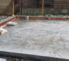 Le retour du gel et l'arrivée de la neige. On a eu chaud pour le coulage (même si maintenant, il fait froid) !
La dalle est couverte de glace.