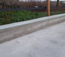 Vérification du niveau au laser : ce côté-là moins, une surépaisseur apparait là où j'ai trop serré le serre-joint.