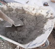 Pour couler les rajouts, on le fait à la brouette, il n'y a que quelques litres à faire.