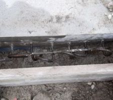 J'ai scellé des fers au scellement chimique pour faire un rajout sur l'avant du garage, au niveau du poteau droit de la porte de garage. On coffre uniquement sur ce rajout : 55cm de large sur 11cm de profondeur.