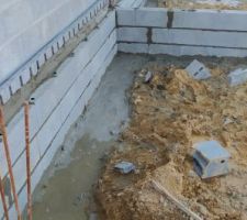 Totalit&eacute; du soubassement pos&eacute;e dans la journ&eacute;e : beaucoup de boue argileuse au sol