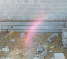 Le d&eacute;calage des joints verticaux des 2 rangs de parpaings du haut est tr&egrave;s faible