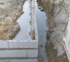 Montage du soubassement fait dans la journ&eacute;e, sans pluie.