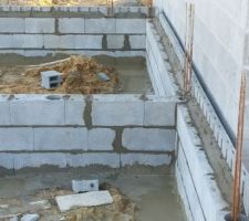 Montage du soubassement fait dans la journ&eacute;e, sans pluie.