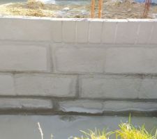 Enduit absent en partie basse. Le cst indique ce celui-ci n'est pas encore r&eacute;alis&eacute;.