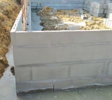 Enduit absent en partie basse. Le cst indique ce celui-ci n'est pas encore r&eacute;alis&eacute;.