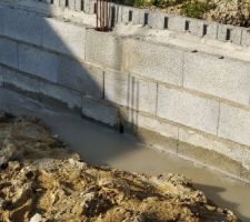 Au centre de la photo sur le rang du bas : joint de remplissage
&agrave; gauche : aucun d&eacute;calage des parpaings d'un rang &agrave; l'autre