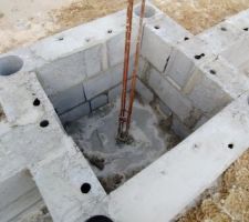 Boue argileuse au fond de ce "poteau dans mur de refend". pas du tout coh&eacute;rent avec les plans