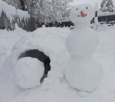 Le bonhomme, l'igloo, et la porte de l'igloo!