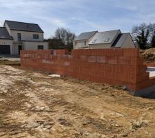 La "Douve" sur le facade Est de la maison a été comblée avec de la terre