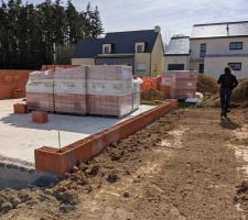 La "Douve" sur le facade Ouest de la maison a été comblée avec de la terre