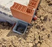 Un regard en béton a été installé à l'angle des faces Nord et Ouest, à l'emplacement de la gouttière