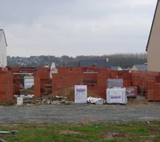 En face du terrain...