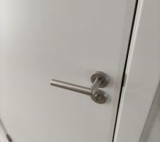 Portes int&eacute;rieures en cours de pose