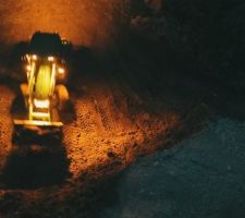 Pour que le maçon puisse monter les murs du RDC en toute sécurité, on rebouche le tour de la maison. Les accès à l'arrivée d'eau au sous sol et électricité sont laissées accessibles