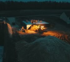Pour que le maçon puisse monter les murs du RDC en toute sécurité, on rebouche le tour de la maison. Les accès à l'arrivée d'eau au sous sol et électricité sont laissées accessibles