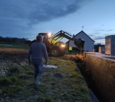 Pour que le maçon puisse monter les murs du RDC en toute sécurité, on rebouche le tour de la maison. Les accès à l'arrivée d'eau au sous sol et électricité sont laissées accessibles