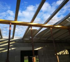 Le vent a eu raison du plancher de l'&eacute;tage (plancher haut RDC). En temps normal il y a beaucoup de vent sur le terrain, mais ces derniers jours il &eacute;tait tr&egrave;s puissant. R&eacute;sultat, le ferraillage, les hourdis et le polystyr&egrave;ne se sont envol&eacute;s. 
Le ma&ccedil;on reviendra dans la semaine pour remettre tout &ccedil;a en place avant de couler la dalle.