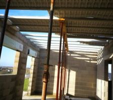 Le vent a eu raison du plancher de l'&eacute;tage (plancher haut RDC). En temps normal il y a beaucoup de vent sur le terrain, mais ces derniers jours il &eacute;tait tr&egrave;s puissant. R&eacute;sultat, le ferraillage, les hourdis et le polystyr&egrave;ne se sont envol&eacute;s. 
Le ma&ccedil;on reviendra dans la semaine pour remettre tout &ccedil;a en place avant de couler la dalle.