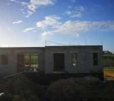 Le vent a eu raison du plancher de l'&eacute;tage (plancher haut RDC). En temps normal il y a beaucoup de vent sur le terrain, mais ces derniers jours il &eacute;tait tr&egrave;s puissant. R&eacute;sultat, le ferraillage, les hourdis et le polystyr&egrave;ne se sont envol&eacute;s. 
Le ma&ccedil;on reviendra dans la semaine pour remettre tout &ccedil;a en place avant de couler la dalle.