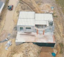 Pr&eacute;paration de la dalle de l'&eacute;tage. Pose du plancher par le ma&ccedil;on