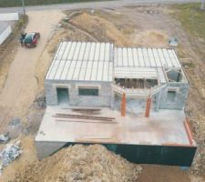 Pr&eacute;paration de la dalle de l'&eacute;tage. Pose du plancher par le ma&ccedil;on