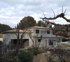 Couverture étage en cours : plaques Eternit et les 2 premières rangées de tuiles posées - 18/03/21