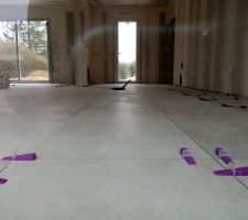 Pose des carreaux 60x60cm avec cales pour s'assurer de la planéité