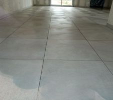 Pose des carreaux 60x60cm dans la pièce de vie