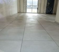 Pose des carreaux 60x60cm dans la pièce de vie