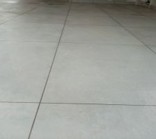 Pose des carreaux 60x60cm dans la pièce de vie