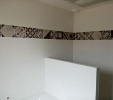 Faïence dans la salle de bain avec frise imitation carreaux de ciment