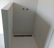 Faïence dans la salle de bain avec frise imitation carreaux de ciment