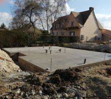 Ça y est la dalle de la maison est terminée ! La dalle du garage sera faite plus tard, en même temps que la dalle de l'étage de la maison. On est trop contents