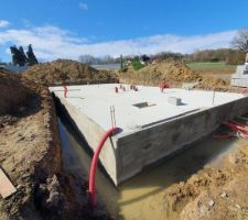 Voici le vide sanitaire avec la dalle coulée ;)