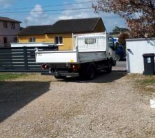 Arrivée du petit camion loué