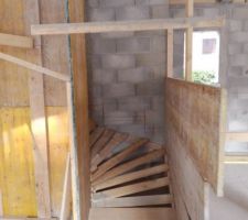 Zut, ils m'ont collé un escalier en bois