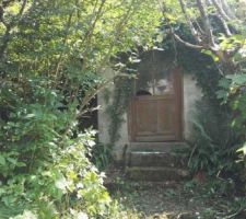 Les dépendances abandonnées au fond du jardin. On ne la voit pas, mais il y en a une deuxième à gauche !  le jour de la remise des clés
