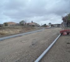 Mon village en rénovation complète  les 4 axes d'entrée sont refaits ou en travaux sur cette photo la rue de l'école maternelle et l'entrée d'un futur lotissement de 18 maisons pas encore a vendre  mais ça ne va pas tarder s'adresser a la mairie ! 
construction de commerces neufs pour développer la commune