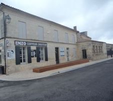 Voici les locaux de la mairie qui loue un espace au coiffeur Enzo , à la compagnie de taxi, nous avons un bureau de poste, une bibliothèque les bureaux de la mairie sont de l'autre côté du bâtiment donnant sur un espace paysager et un bouloudrome 4 terrains de jeu et un terrain couvert sous un carport construit par nos anciens en 2018