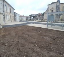 La rue principale refaite a neuf  trottoir en dalle de gravillons lavés, enrobés neufs, abri bus neuf, tous les détails ont été pensé pour la circulation aisée pour les personnes a mobilité réduite une rampe d'accès pour entrer dans la boulangerie des espaces parking dispersés  les plantations seront faites au printemps ça ne devrait donc pas tarder .