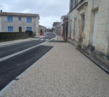 Dans la rue principale plusieurs terrains seront a vendre  prochainement certains panneaux sont déjà affichés pour des divisions de parcelle (en second rang)