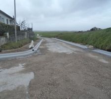 Rue vers ARCES en travaux  dans cette rue l'entrée d'un parking pour l'école un tennis en accès libre .....les trottoirs sont en gravillon lavés et les enrobés seront faits la semaine 14 ....à gauche sur la photo le lotissement de 18 maisons