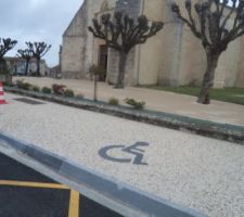 Des trottoirs larges permettent de circuler en toute sécurité même s'il a fallu s'adapter avec l'existant tout a été pensé et réalisé  pour les pietons, la mamans avec les poussettes, les enfants  la vitesse es tlimitée a 30km heure au centre du village : stop, dos d'âne, goulet d'étranglement ont fait leur apparition  pour la sécurité de tous
